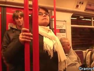 Ele picaretas para cima mamalhuda namorada em o metro