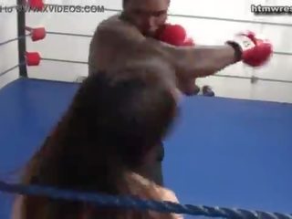 Czarne męski boks beast vs malutkie białe uczennica ryona